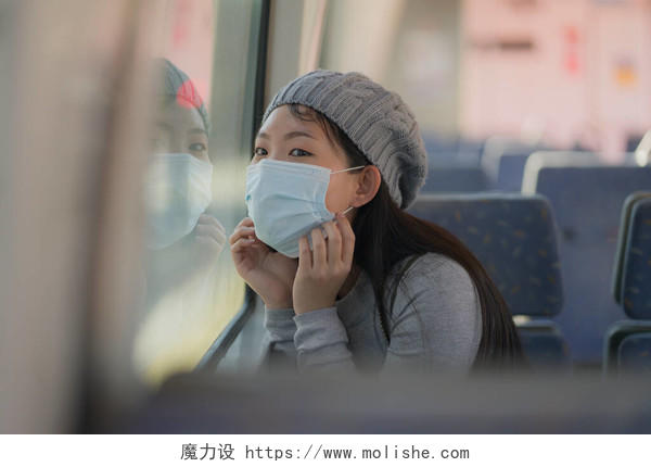 在公交车上戴口罩的女子